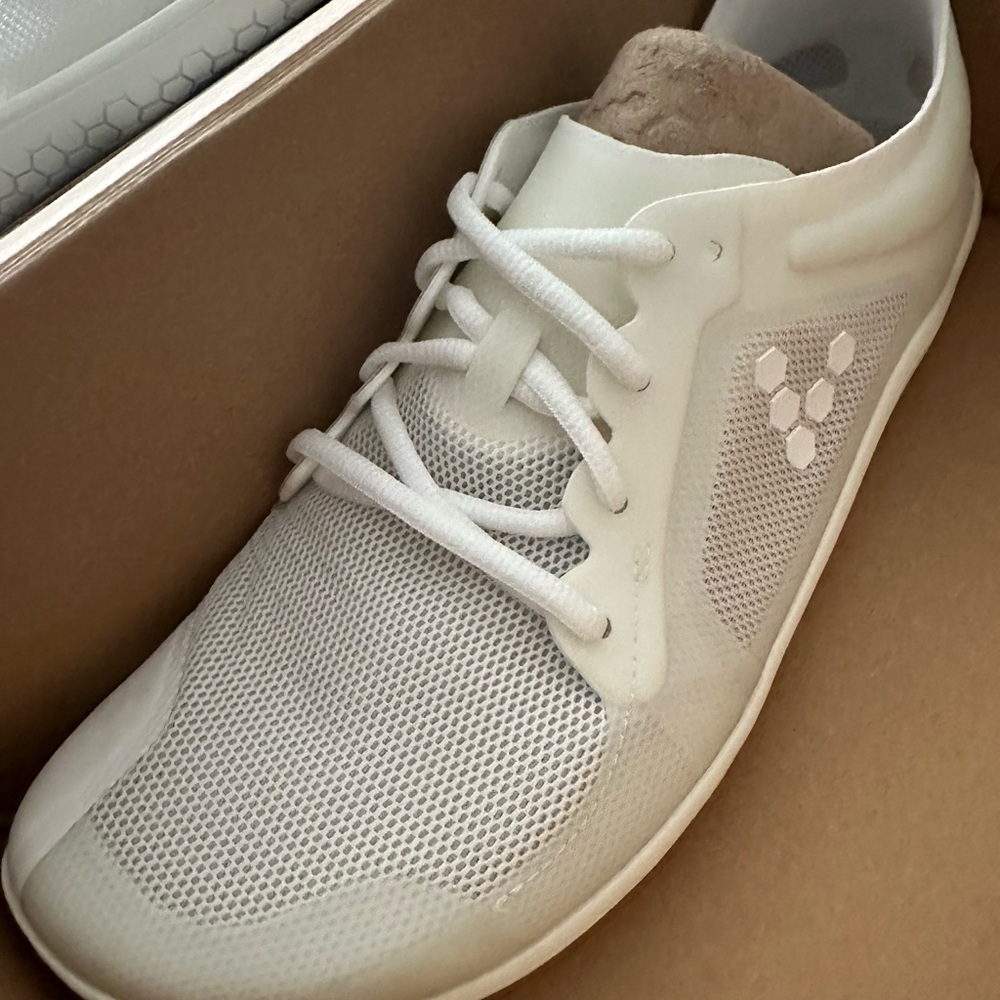 White Vivobarefoot sneaker - size 39. Never worn (ordered wrong size)